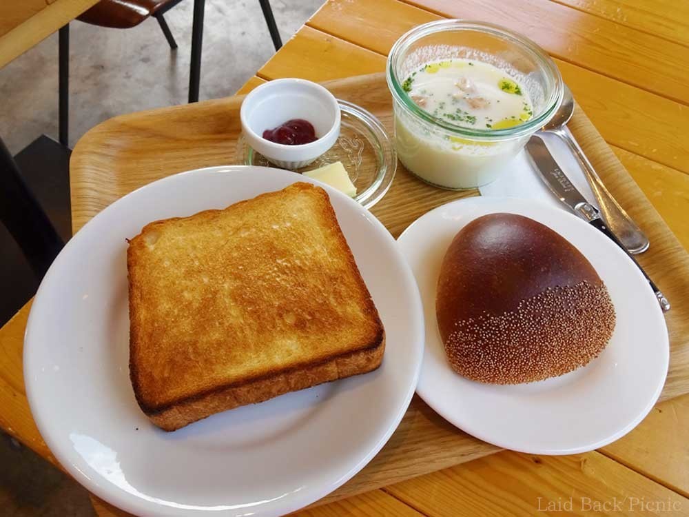 栗の形をしたパンとトーストにスープ
