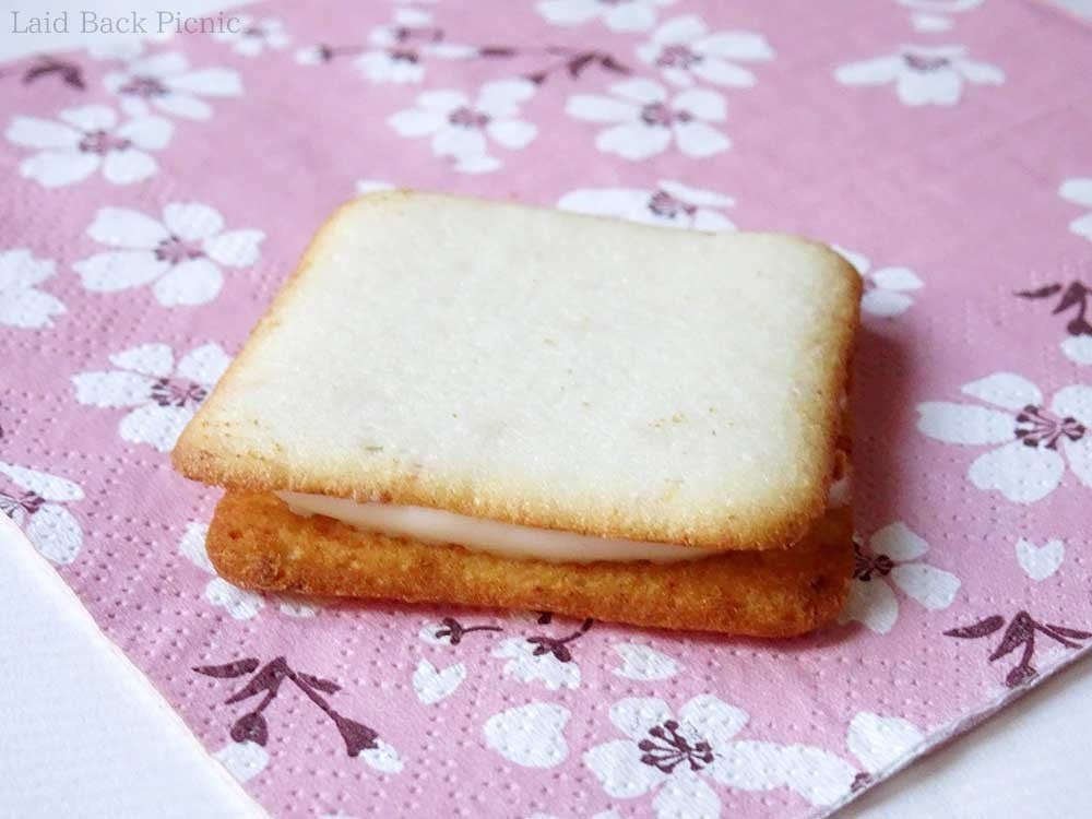 ラングドシャの間にチーズクリームが見える