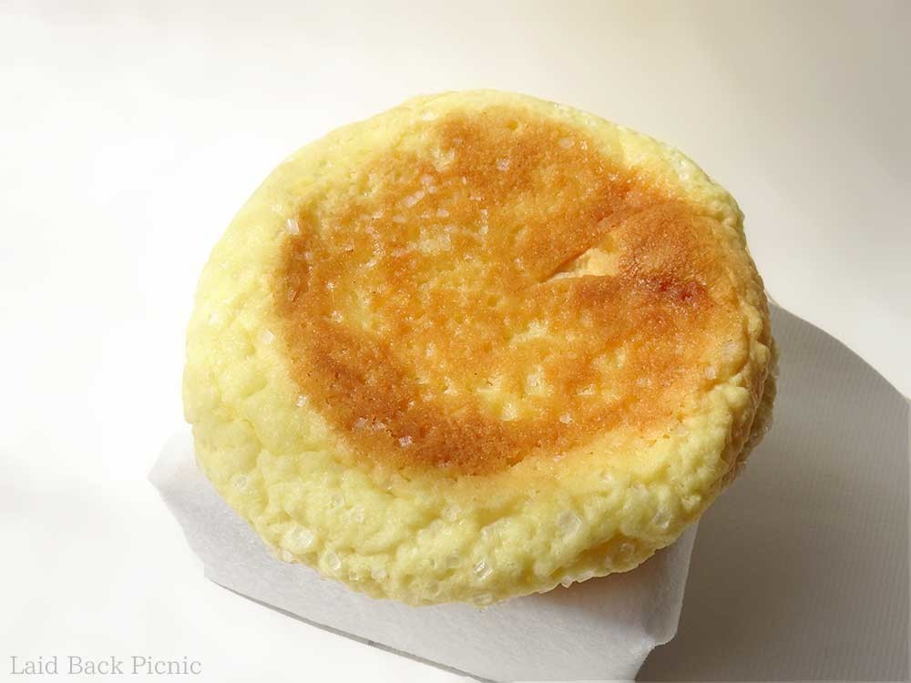 おやきみたいな形