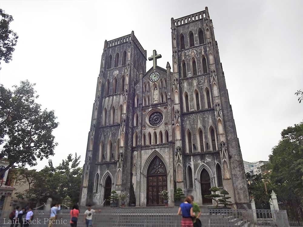 左右が大きな建物