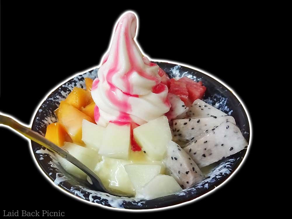 ソフトクリームにベリーソースがかかっている