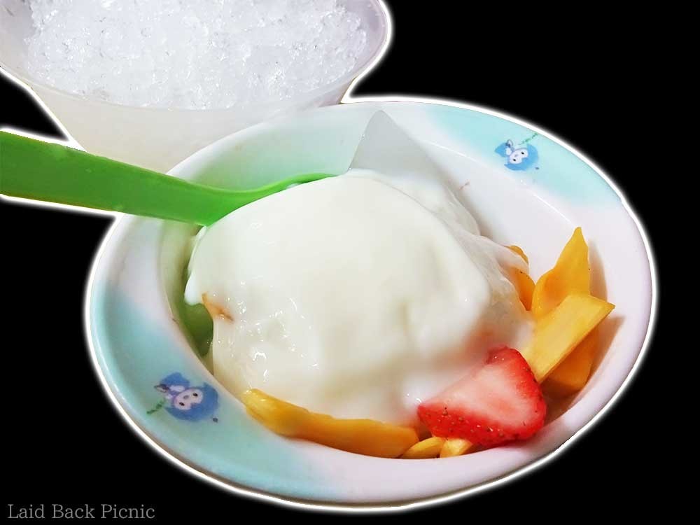 隣には氷が入った器