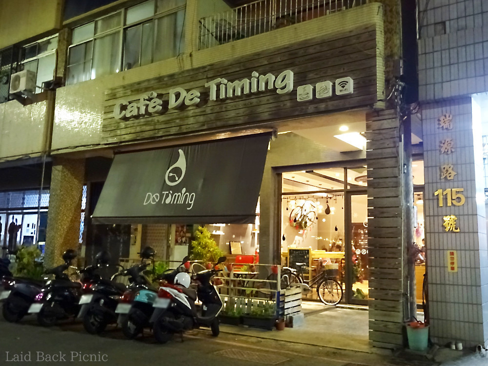 夜はお店の明るさが目立つ