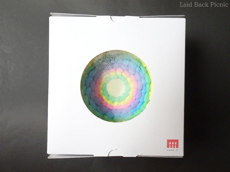 小さく『cake.jp』のロゴが印刷されたシンプルな箱
