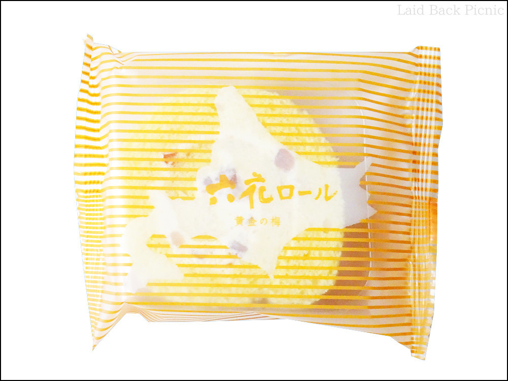 半透明のパッケージでロールケーキが見える