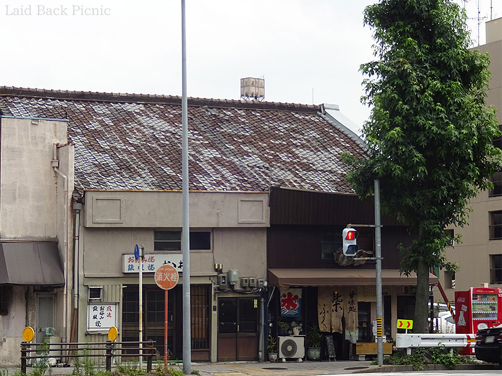 交差点の角にある古い建物