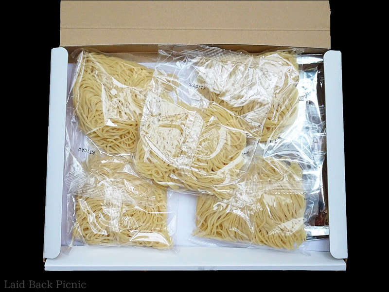 メール便の箱をあけると、麺とスープが5食分入っていた