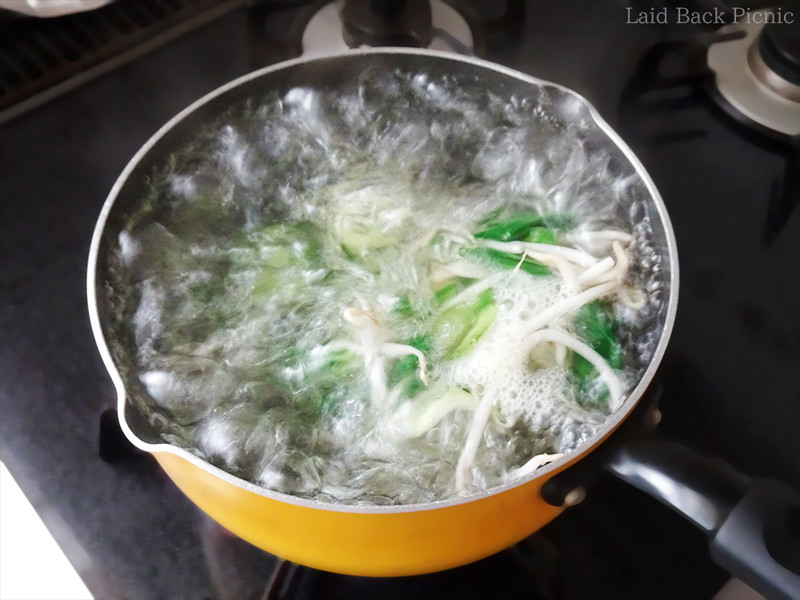 もやしとチンゲン菜に火を通しているところ