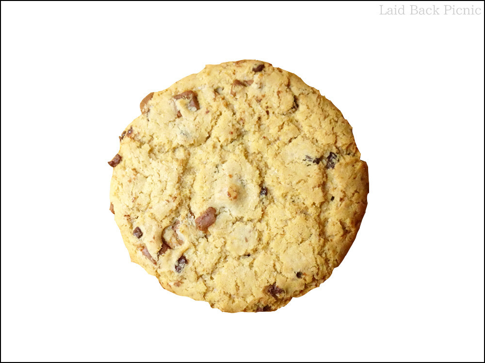 手のひら大のクッキーにまんべくなくチョコチップ入り