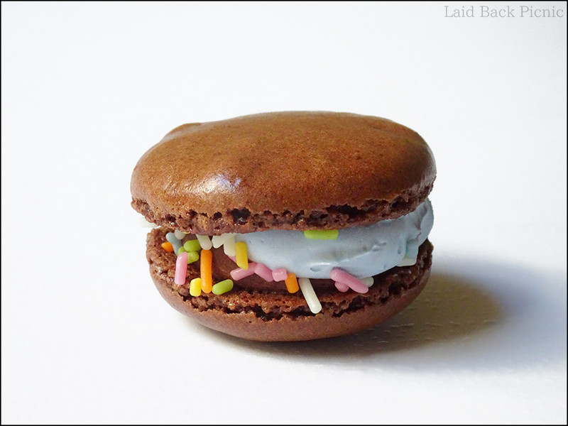 チョコレート色のマカロン生地のなかにミント色のクリームが見える