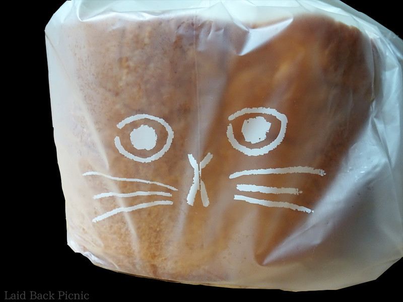 保存袋には猫の顔が描かれている