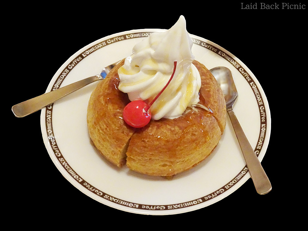 温かいデニッシュパンの上に、たっぷりソフトクリーム