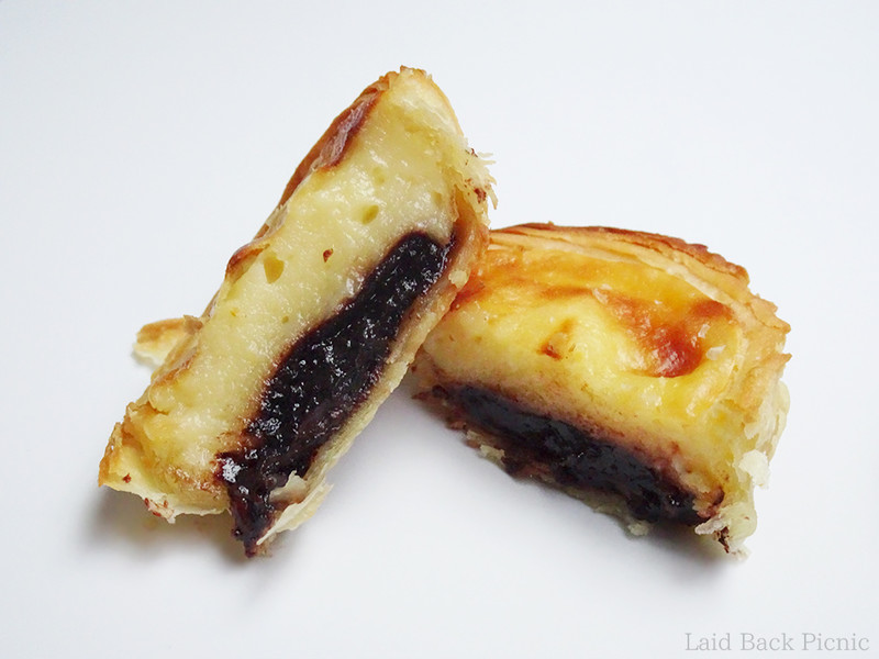エッグタルトの下の方にチョコクリームがたっぷり入っている