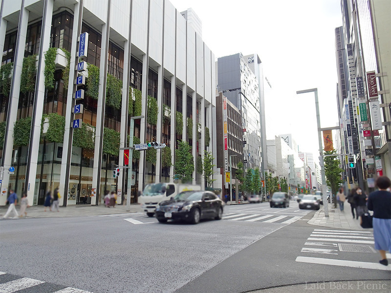 車も人もまばら