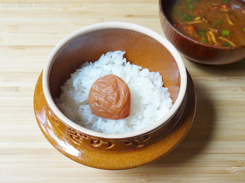 大きな南高梅を乗せた、釜入りご飯