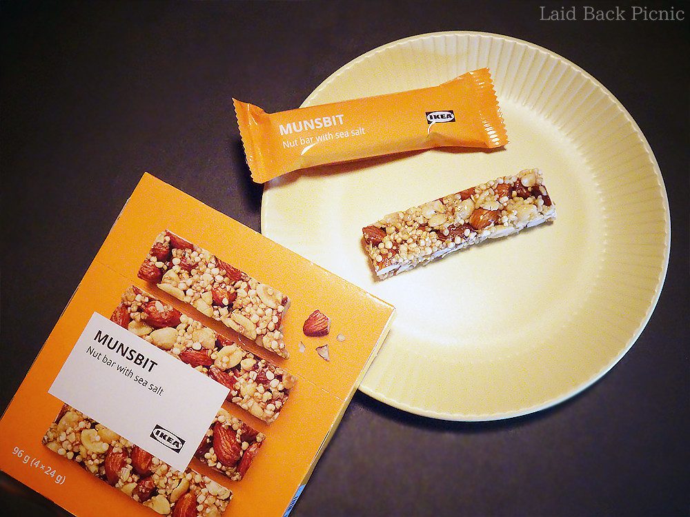 オレンジ色のパッケージに、中身はシンプルにナッツ類を固めている
