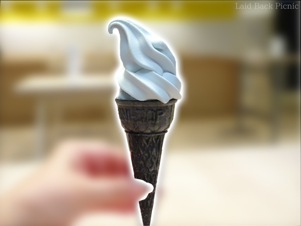 黒いコーンに、青いソフトクリーム