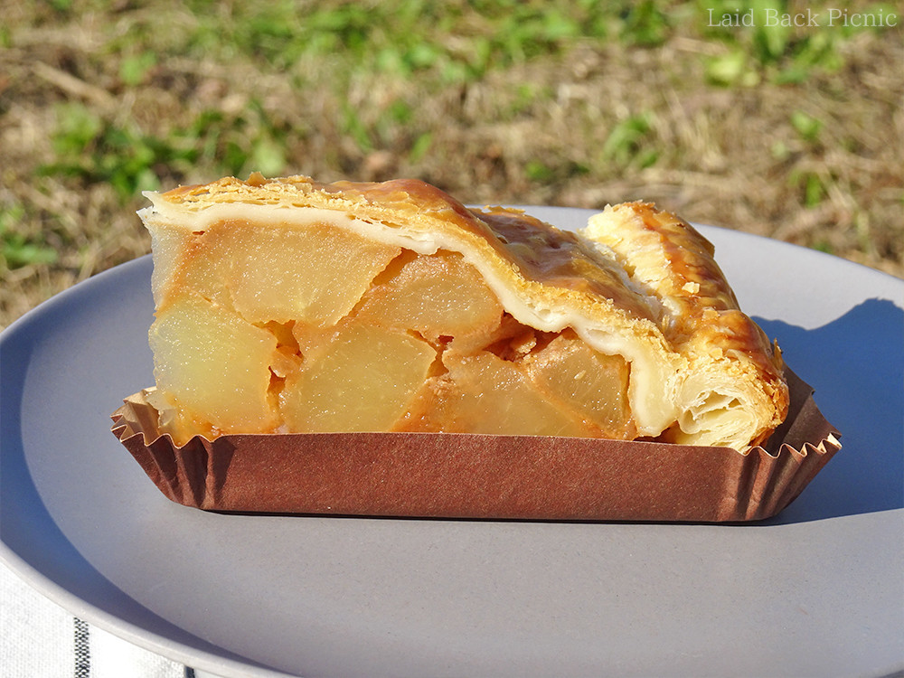 パイには、ぎっしりたっぷりの紅玉