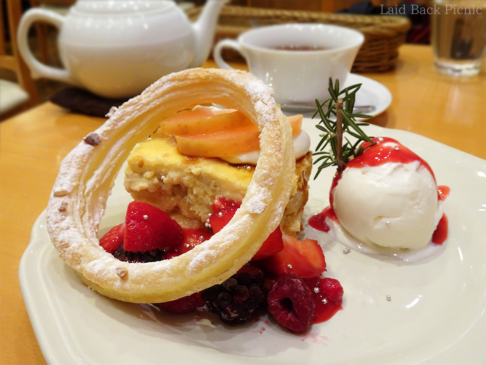 アップルパイプディングにベリーと、リースのような丸いパイが添えられている