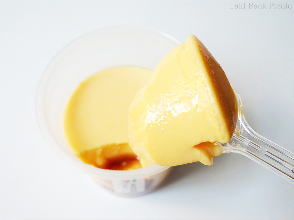 スプーンですくうと、その形に切り取れるプリン