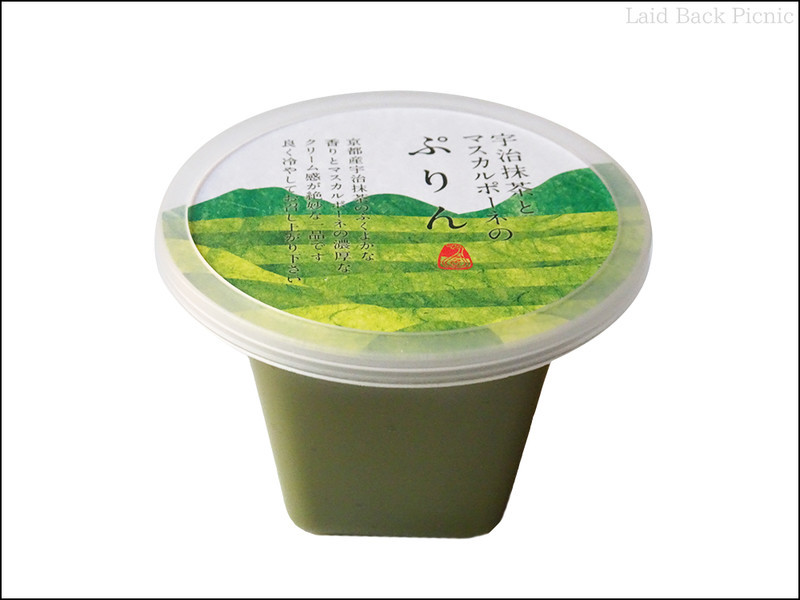 半透明のカップの中には緑色のプリン