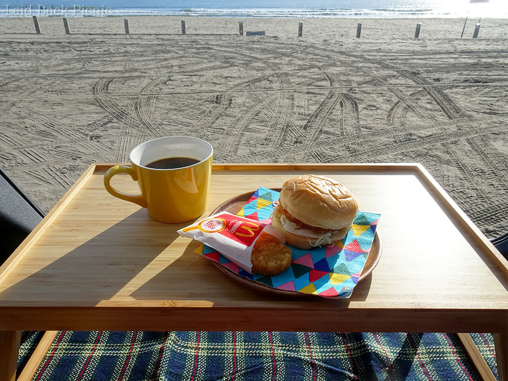 バッグドアを開けた向こうには海が広がる