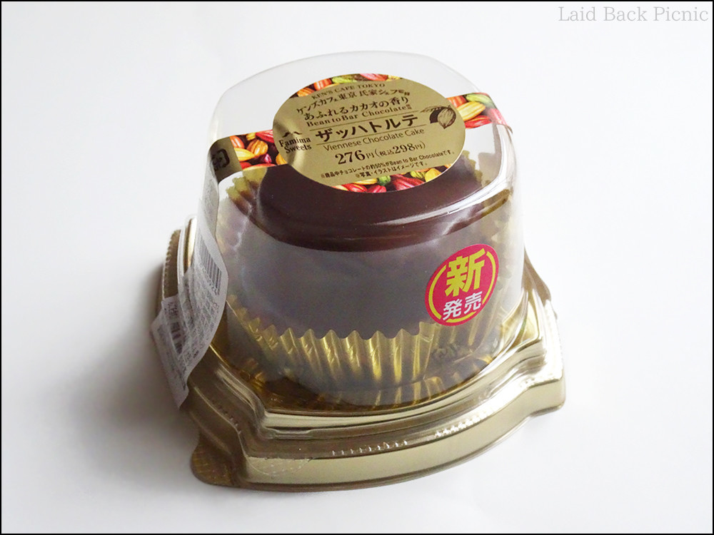 透明カップの中に、チョコに覆われたザッハトルテが見える
