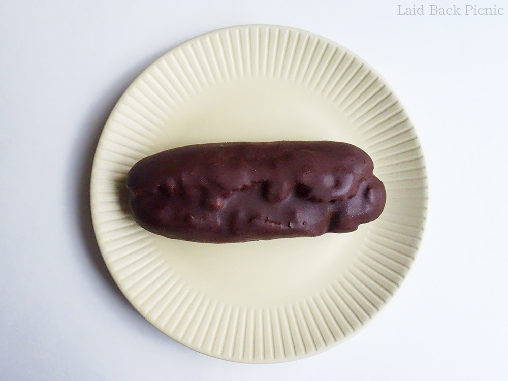たっぷりチョコがけされたエクレア