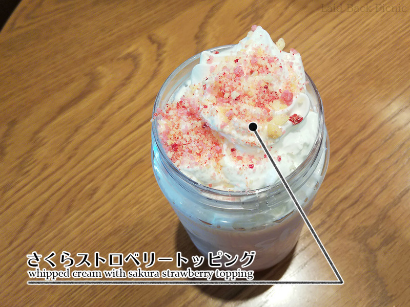 ホイップの上にはピンク色のさくらストロベリートッピング