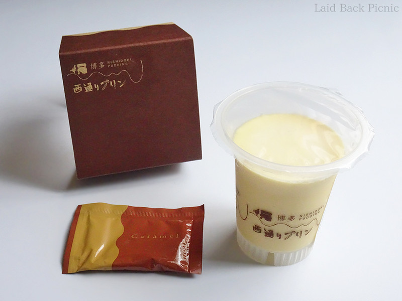 カップ入りのプリンと、別添えカラメルソースの小袋