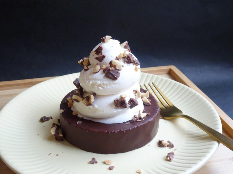 小ぶりなチョコレートがけしたチョコバウムに乗っているソフトクリームの存在感が大きい