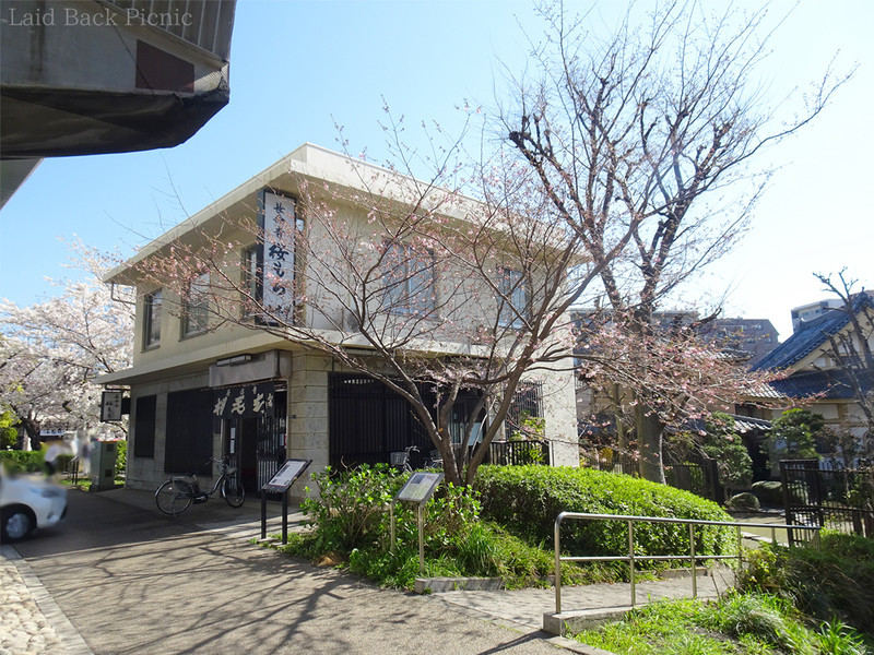 建物の裏手にはお寺の長命寺がある
