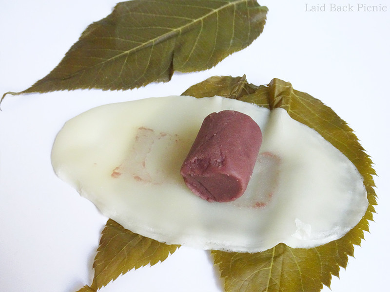 円柱状のこし餡が桜もちの真ん中にある
