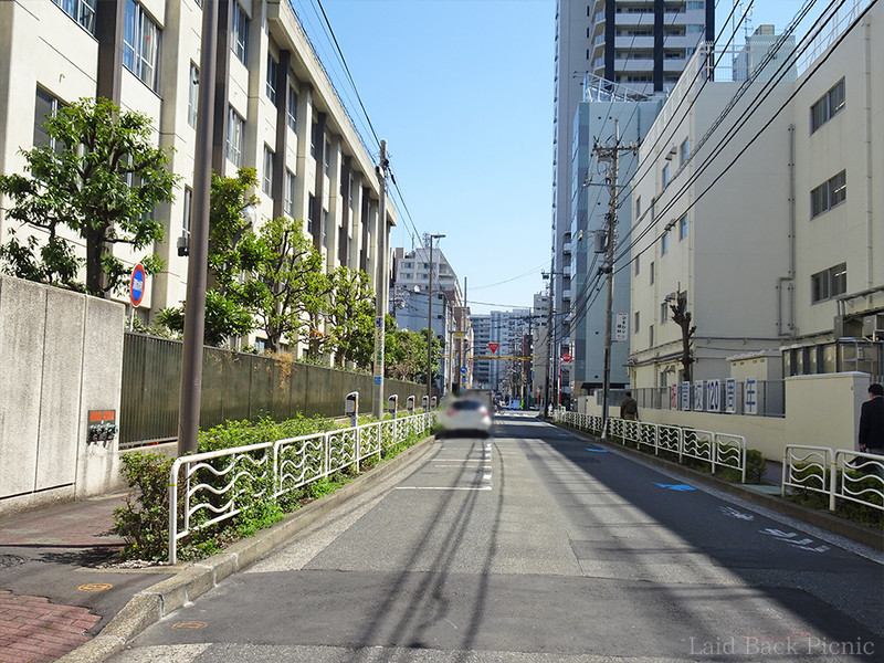 一方通行の左端に駐車スペースが並んでいる