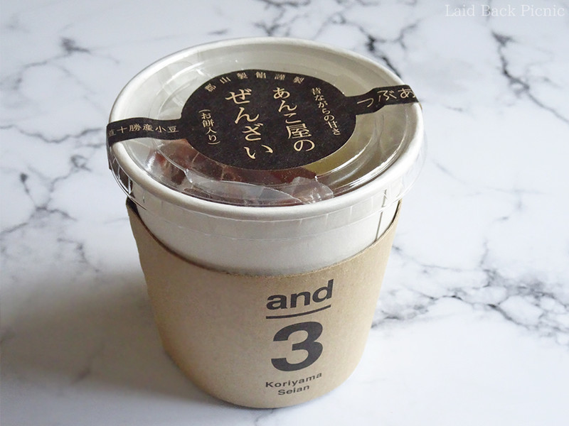 紙カップにスリーブ付き、中にはパッキングされたお餅とあんこ入り