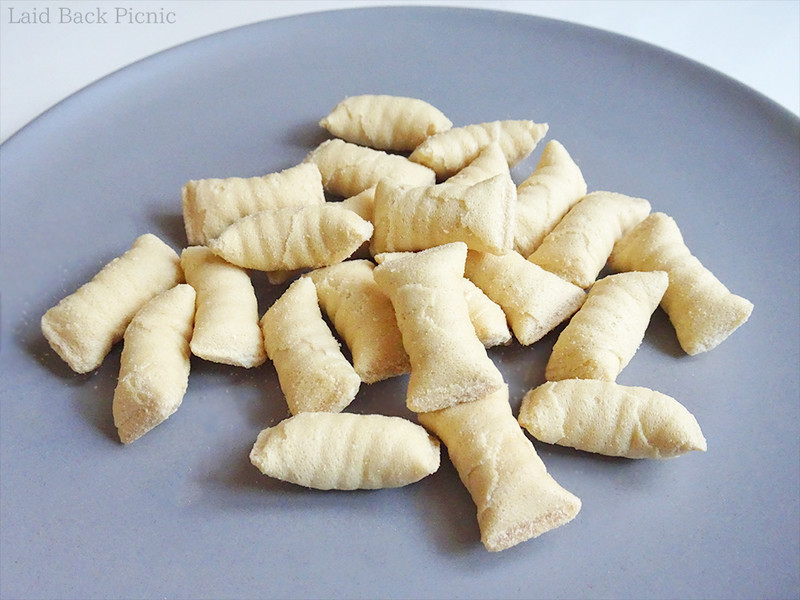 円柱状の横を閉じたような形のお菓子