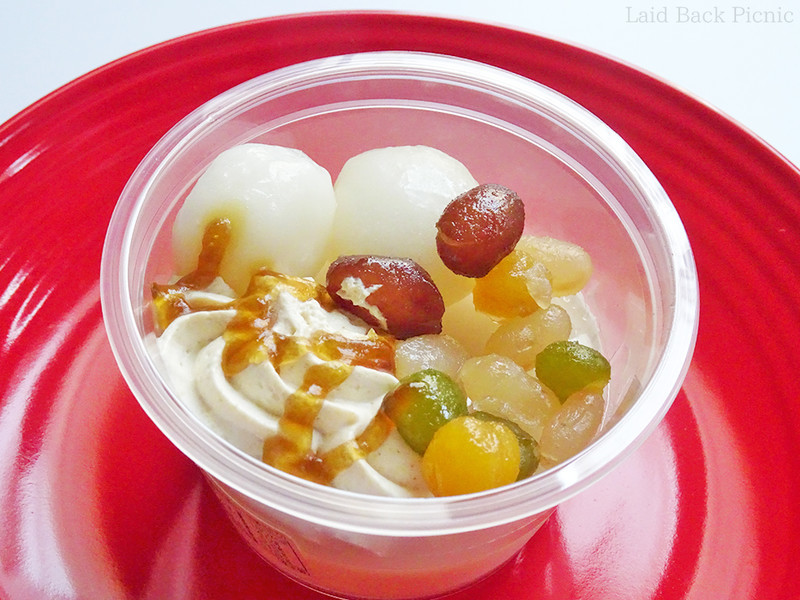 豆乳プリンの上に鹿の子豆やきな粉が香るホイップのトッピング