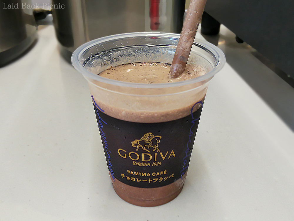 少し太めのストローがコーヒーマシン横にある