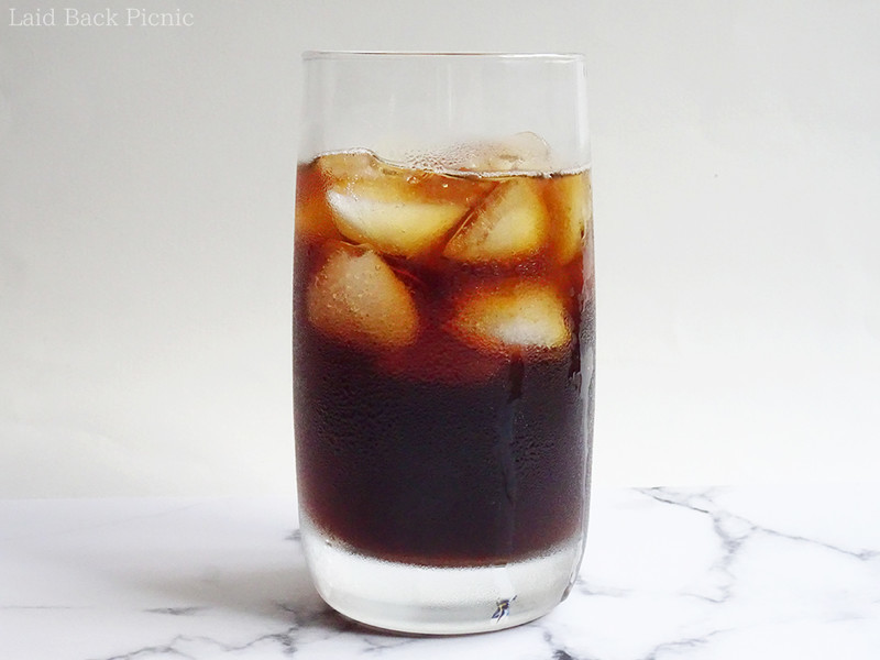 グラスに氷を入れてコーヒーを注ぐ
