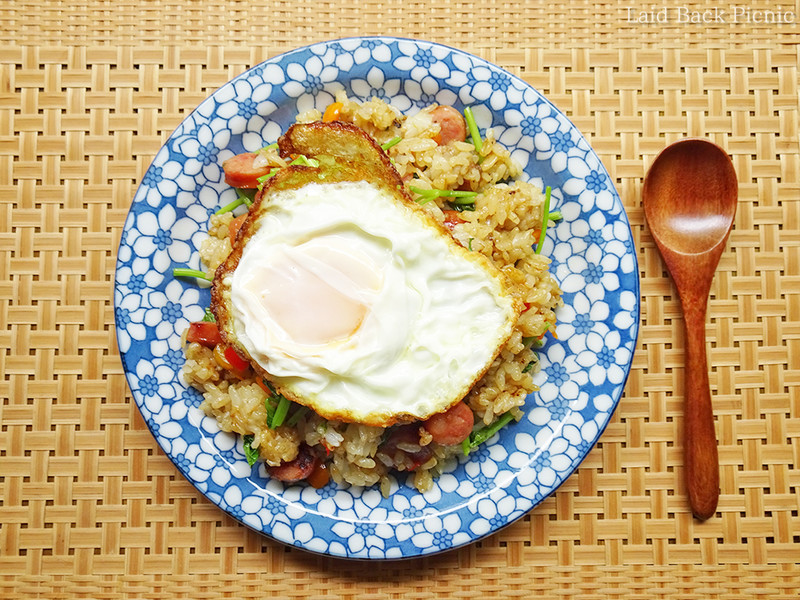 パプリカの色味がきれいなグリーンカレーチャーハンの出来上がり