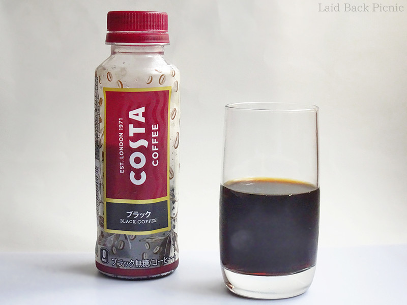 透明ボトルから透けて見えるとおりブラックコーヒー