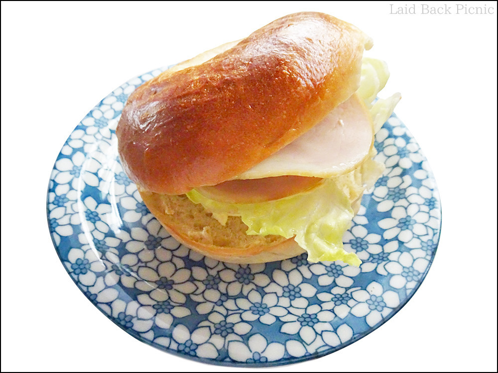 ベーグルからはみ出るほどレタスたっぷり