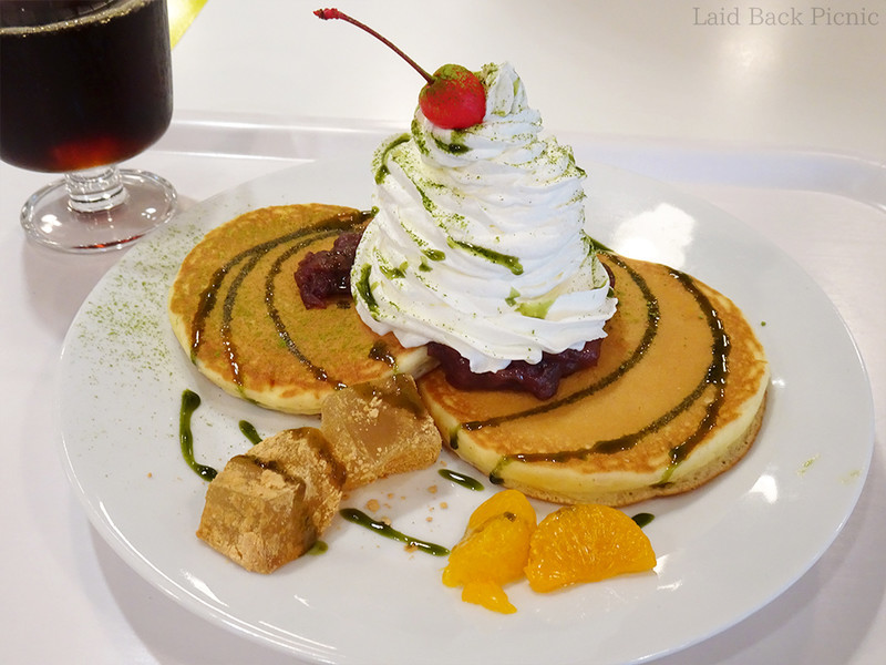 アイスコーヒーと一緒にパンケーキを楽しんだ