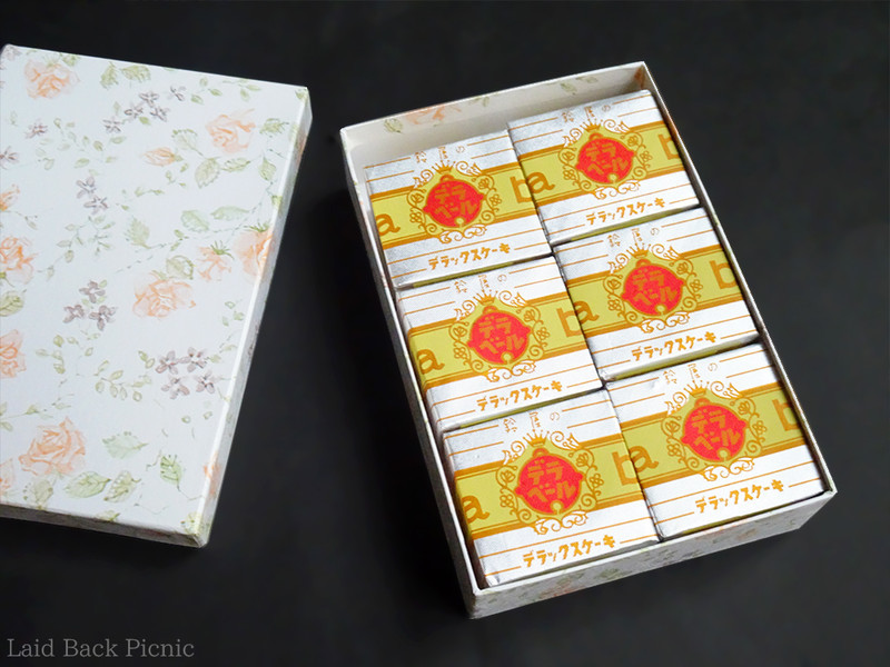 四角いデラックスケーキは、箱にぴったりと収まる