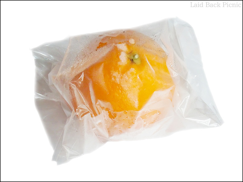 無色透明の袋に入った、まるごとオレンジケーキ