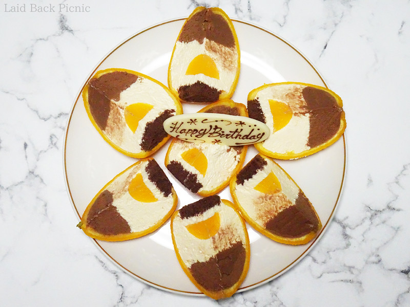 真ん中のカットしたケーキにメッセージプレートを乗せた
