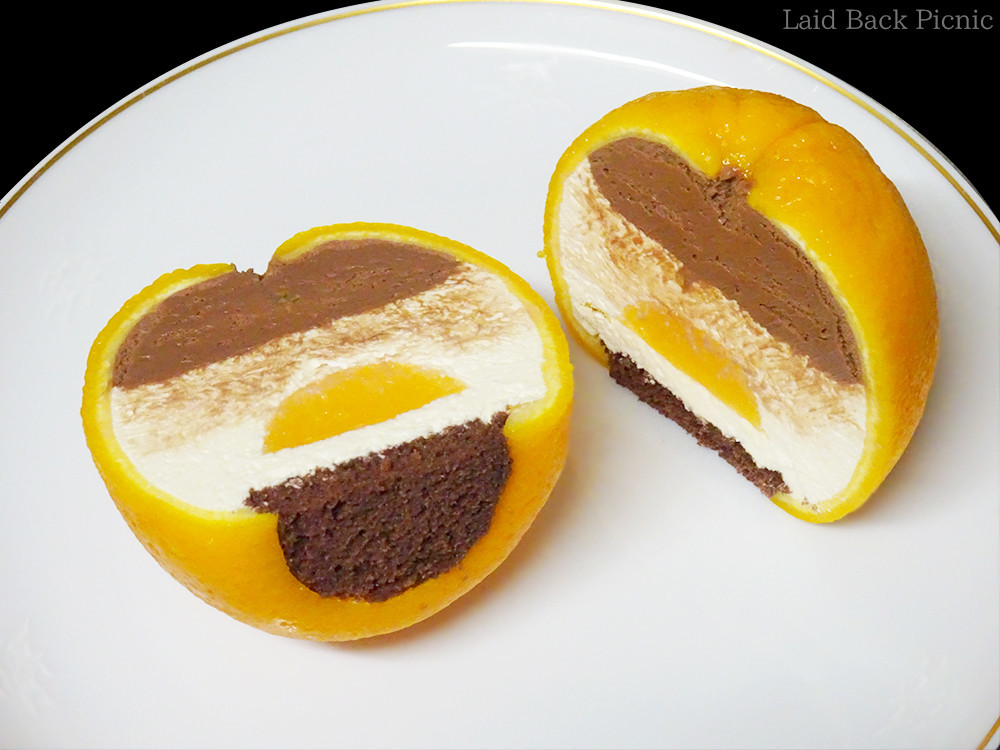オレンジくりぬいた中がケーキになっている