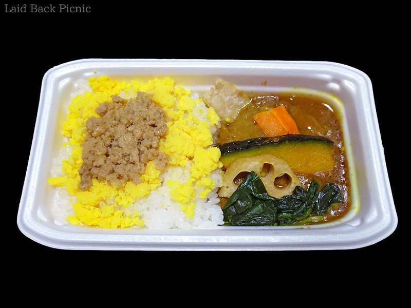左半分がそぼろの乗ったご飯、右側にカレー