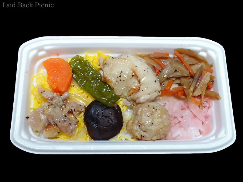 全体にご飯が敷いてあり、その上に焼き鳥やきんぴらが乗っている