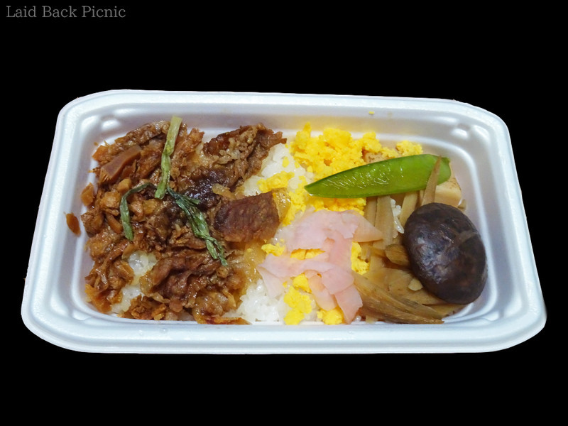 全体的にご飯が敷いてあり、その上に肉やシイタケなどが乗っている